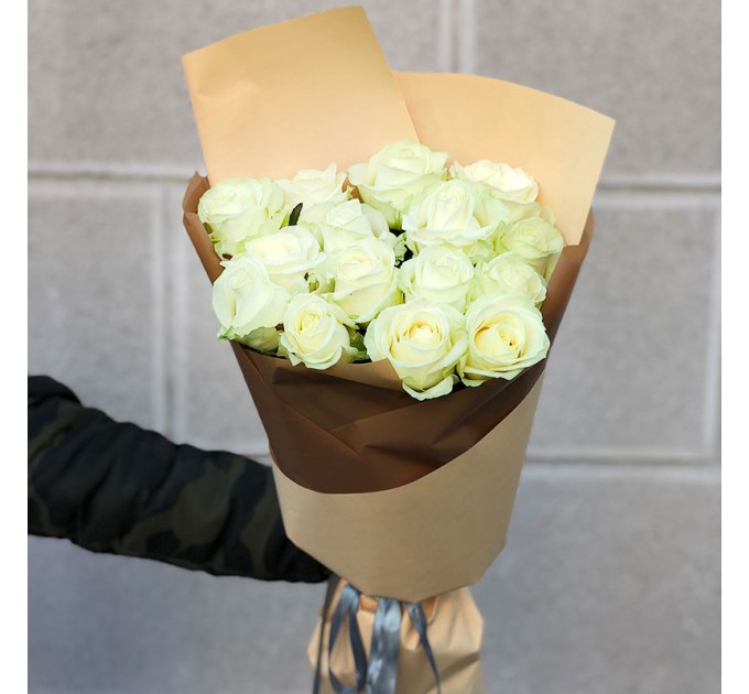15 белых роз 60 см Аваланч