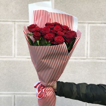 15 червоних троянд 60 см Престиж