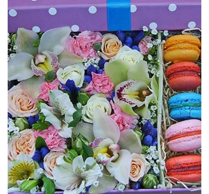 Композиция в коробке "Мечта сладкоежки"