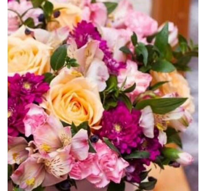 Цветы в коробке "Прекрасный праздник"