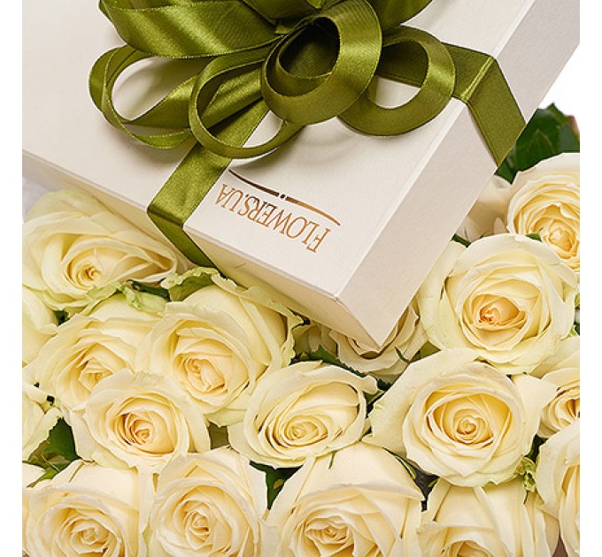 Цветы в коробке "19 белых роз"