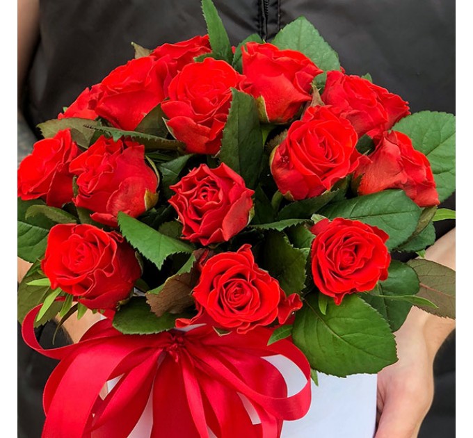 19 червоних троянд у капелюшної коробки