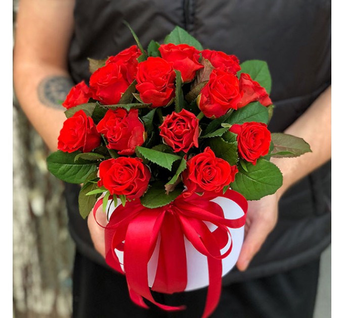 19 червоних троянд у капелюшної коробки