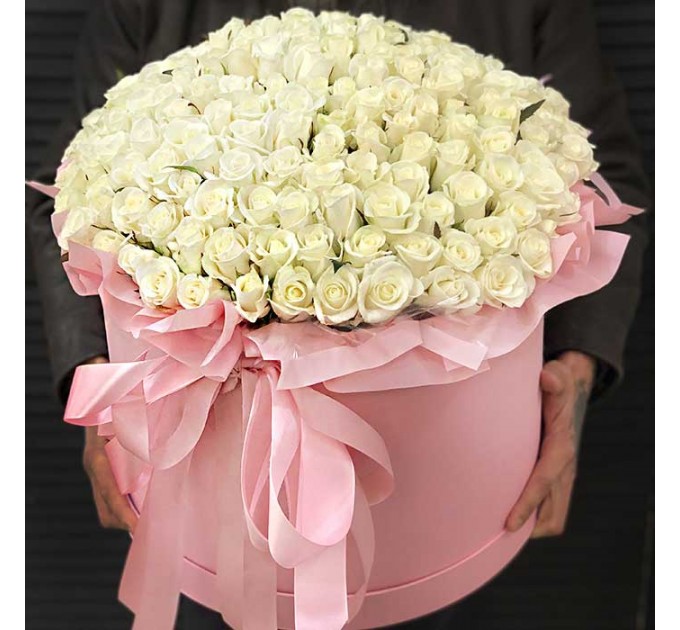 199 білих троянд у капелюшної коробки