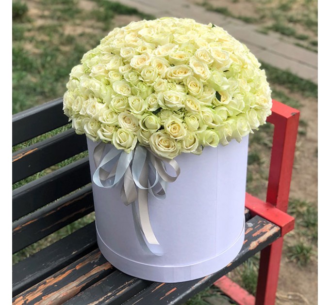 199 білих троянд у капелюшної коробки