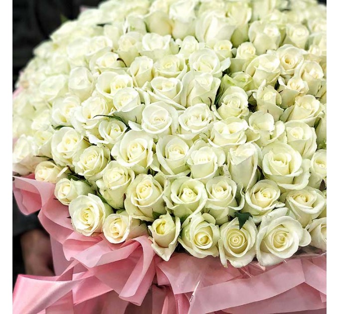 199 білих троянд у капелюшної коробки
