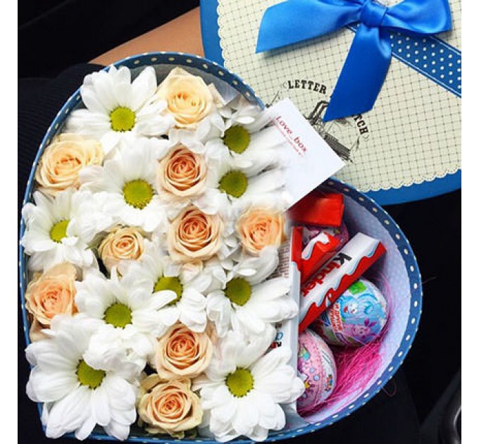 Цветы в коробке "Улыбнись!"