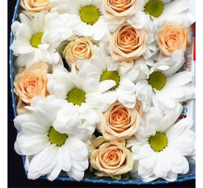 Цветы в коробке "Улыбнись!"