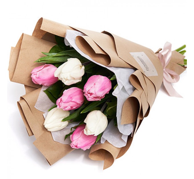 7 белых и розовых тюльпанов