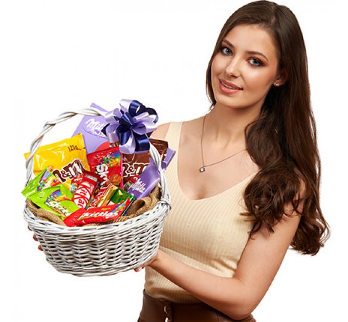 Подарочная корзина "Яркий сюрприз"