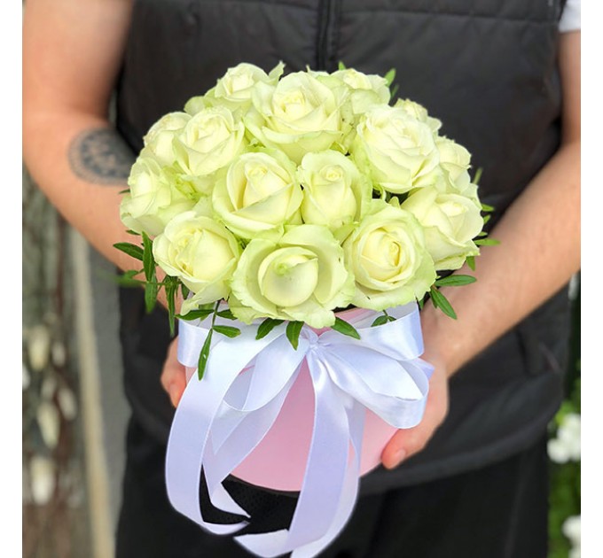 21 біла троянда в капелюшної коробки