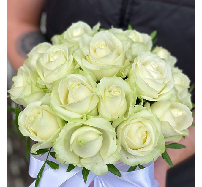 21 біла троянда в капелюшної коробки