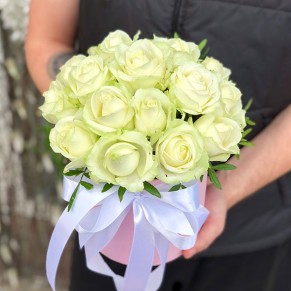 21 біла троянда в капелюшної коробки