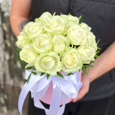 21 біла троянда в капелюшної коробки