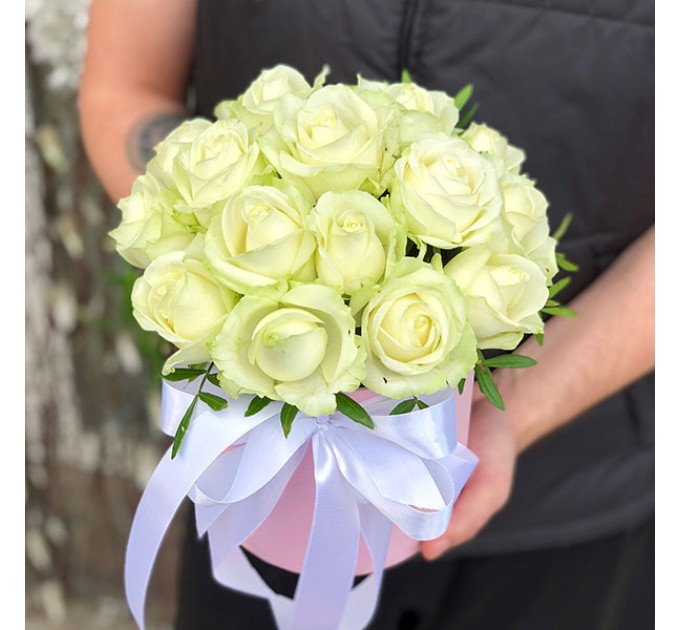 21 біла троянда в капелюшної коробки