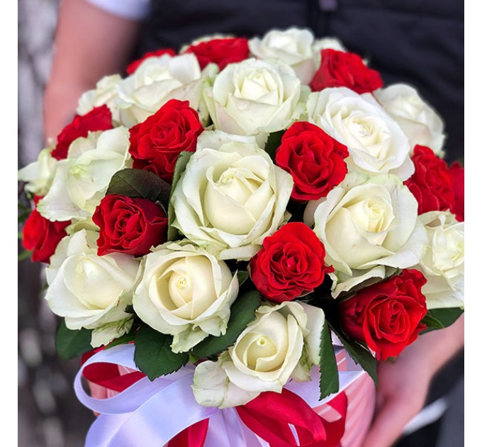 31 роза микс красно-белая в шляпной коробке
