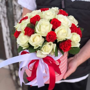 31 роза микс красно-белая в шляпной коробке