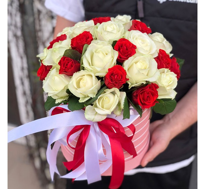 31 роза микс красно-белая в шляпной коробке