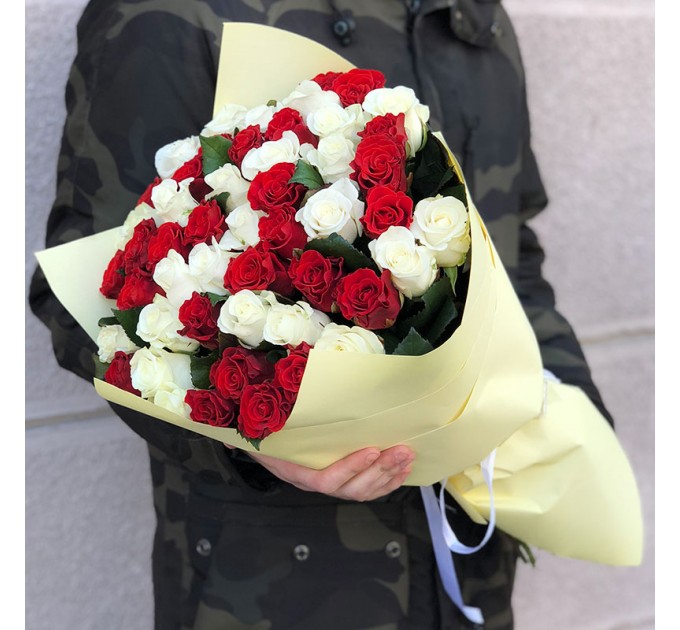 51 троянда мікс червоно-біла 50 см Білуга та Ель Торо