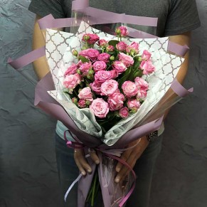9 кустовых роз Бомбастик 60 см