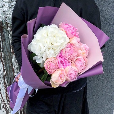 Букет цветов  из гортензий и пионов