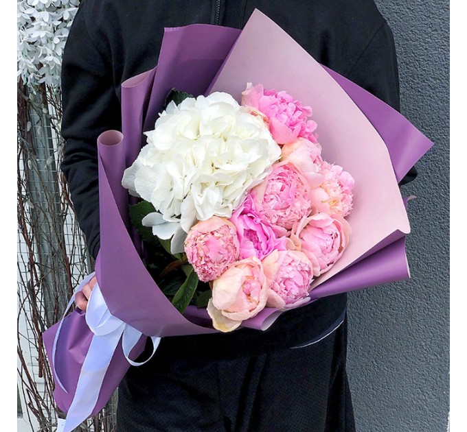 Букет цветов из гортензий и пионов