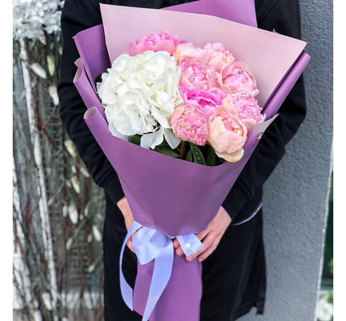 Букет цветов из гортензий и пионов