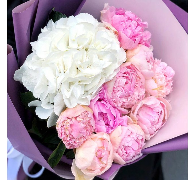 Букет цветов из гортензий и пионов