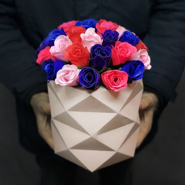 Букет в шляпной коробке из мыльных роз | размер М