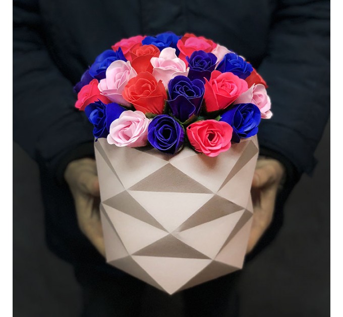Букет в шляпной коробке из мыльных роз | размер М