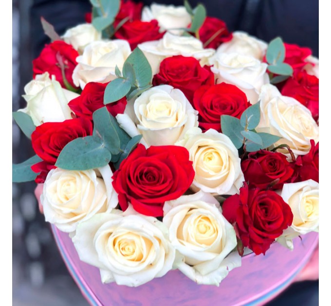 Композиция из 33 роз микс в форме сердца