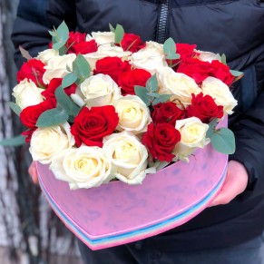 Композиция из 33 роз микс в форме сердца