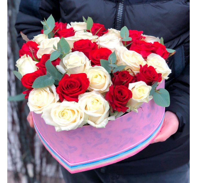 Композиция из 33 роз микс в форме сердца
