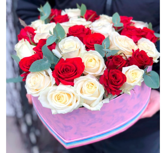Композиция из 33 роз микс в форме сердца