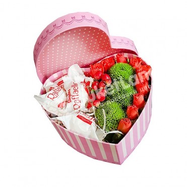 Коробка с цветами и конфетами в виде сердца 3