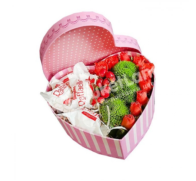 Коробка с цветами и конфетами в виде сердца 3