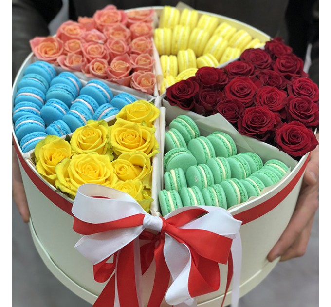 Коробка с цветами и макарунами «Радуга»