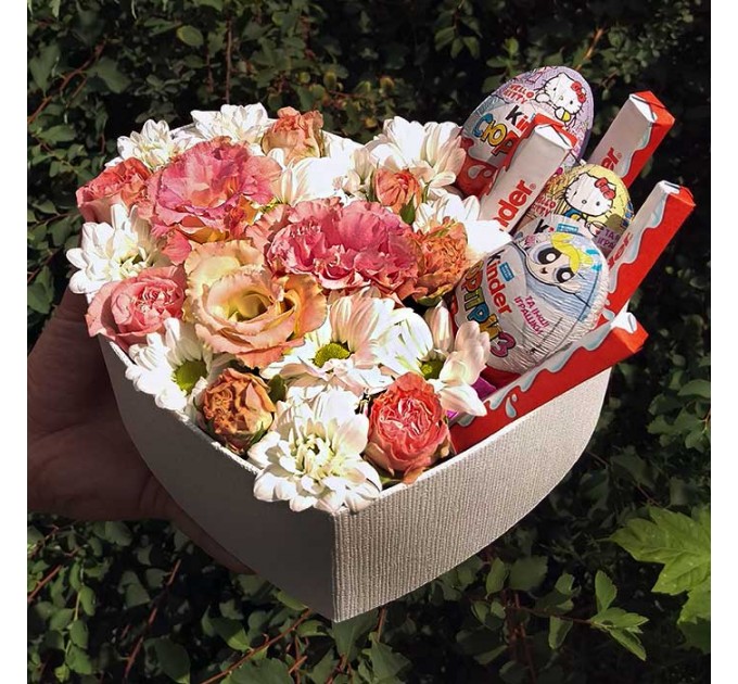 Коробка с цветами и сладостями в виде сердца | размер М