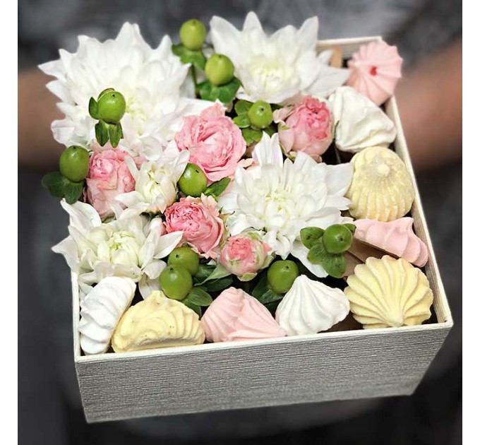 Коробочка с цветами и безе «Монреаль»