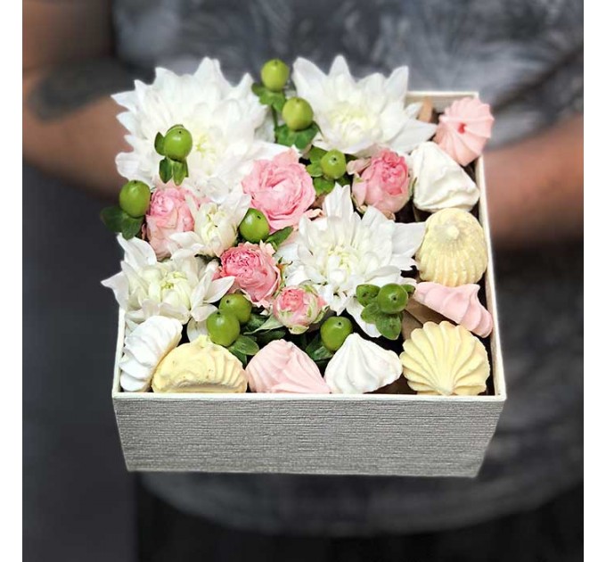 Коробочка с цветами и безе «Монреаль»