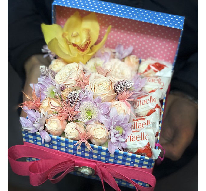 Коробочка с цветами и конфетами «Сад Эдема»