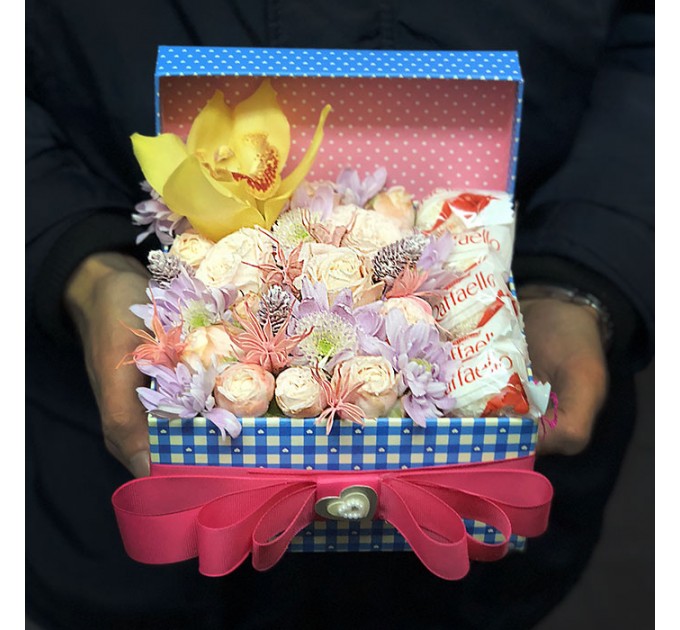 Коробочка с цветами и конфетами «Сад Эдема»