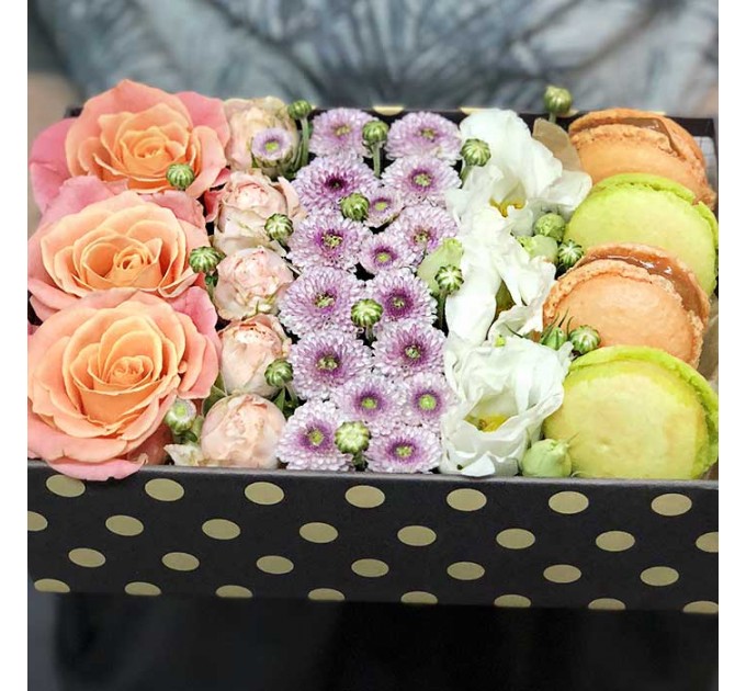 Коробочка с цветами и макарунами «Изящество»