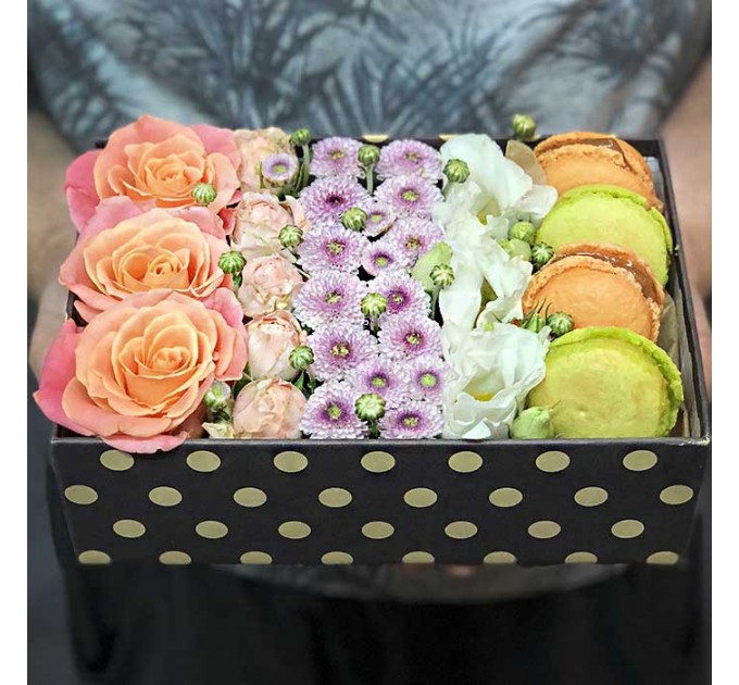 Коробочка с цветами и макарунами «Изящество»