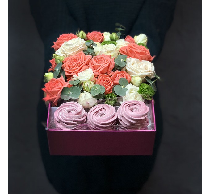 Коробочка с цветами и зефиром «Сладкоежка»