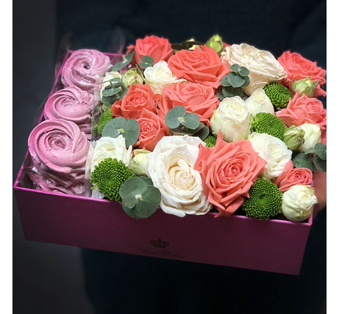 Коробочка с цветами и зефиром «Сладкоежка»