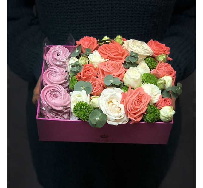 Коробочка с цветами и зефиром «Сладкоежка»