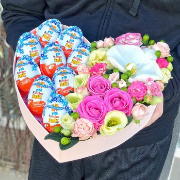 Сердце с цветами и киндерами «Сицилия»
