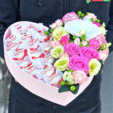 Сердце с цветами и конфетами «Афина»
