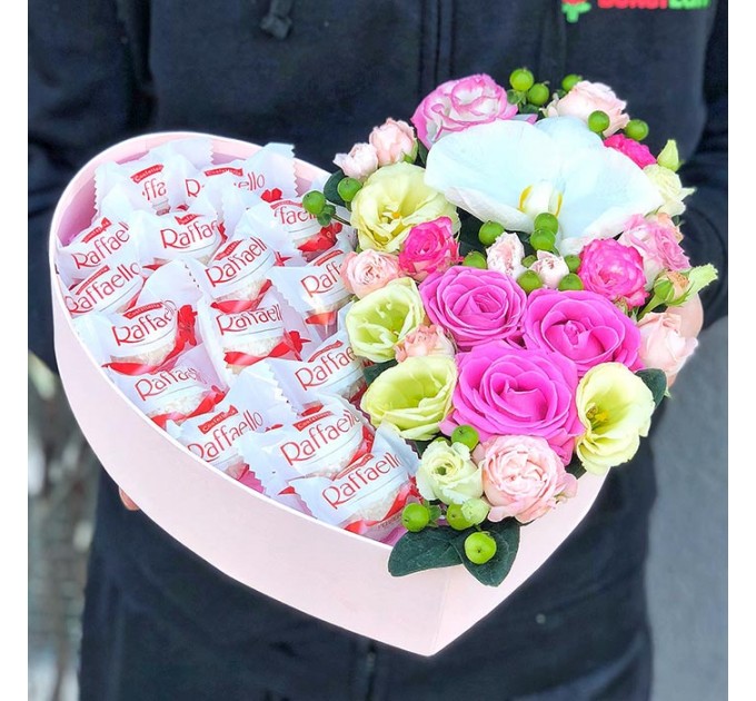 Сердце с цветами и конфетами «Афина»